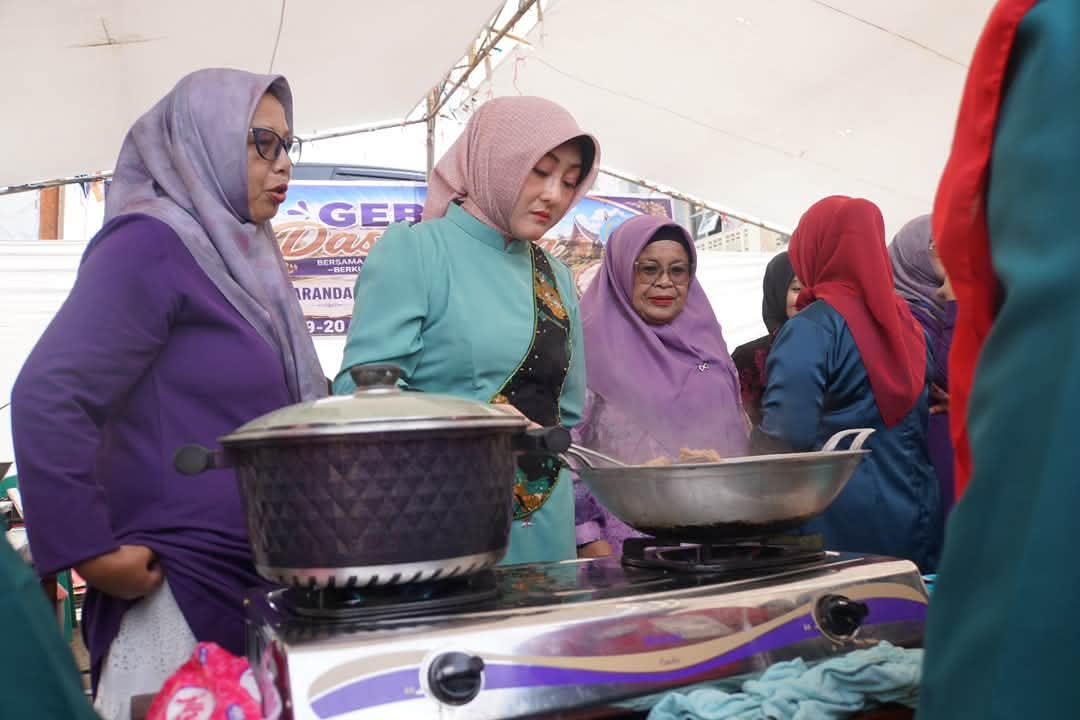 Suasana lomba masak rendang, disaksikan Tua TP PKK, Ny. Maria Feronika .
